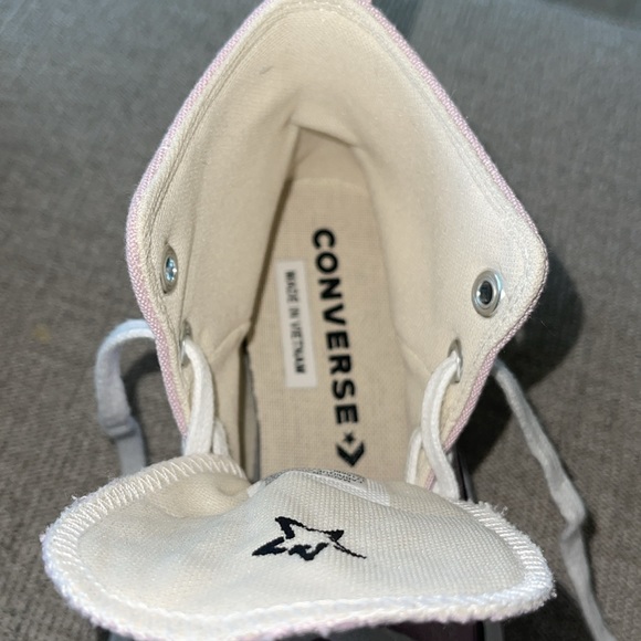 Himalayan Salt Run Star Converse- Size 7 - Picture 7 of 8